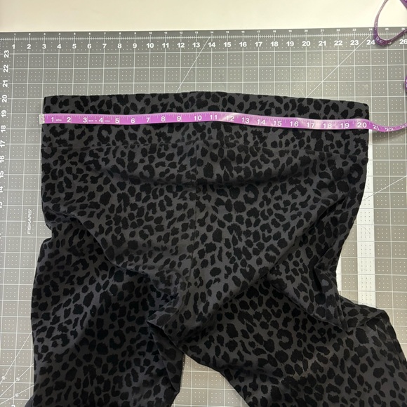 Torrid Leopard Cheetah Animal Print Black Velvet Flocked Leggings Size 2 (18/20) - Picture 4 of 7